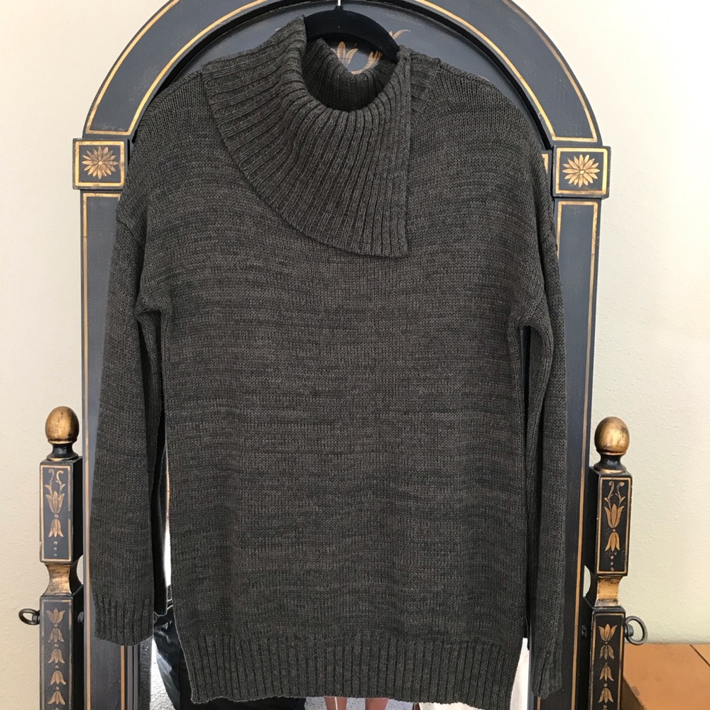 NEW - Sweater